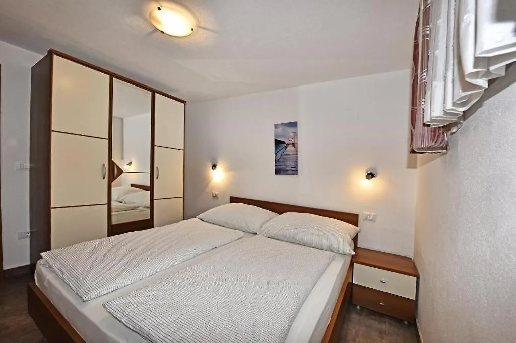 Apartment Tomic M 6 For 4 Persons With Pool In Maj Porec