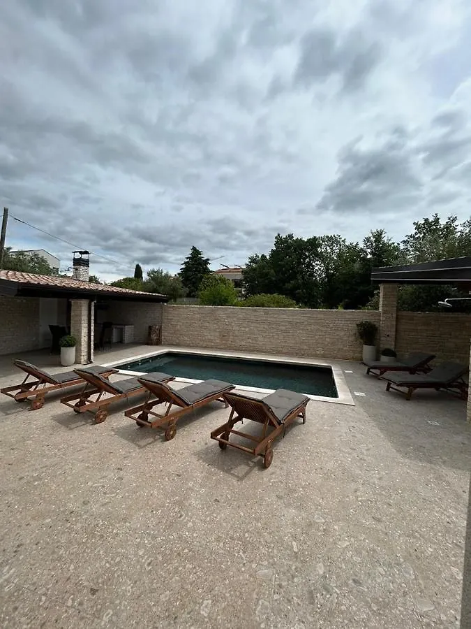 Apartment Tomic M 6 For 4 Persons With Pool In Maj Porec