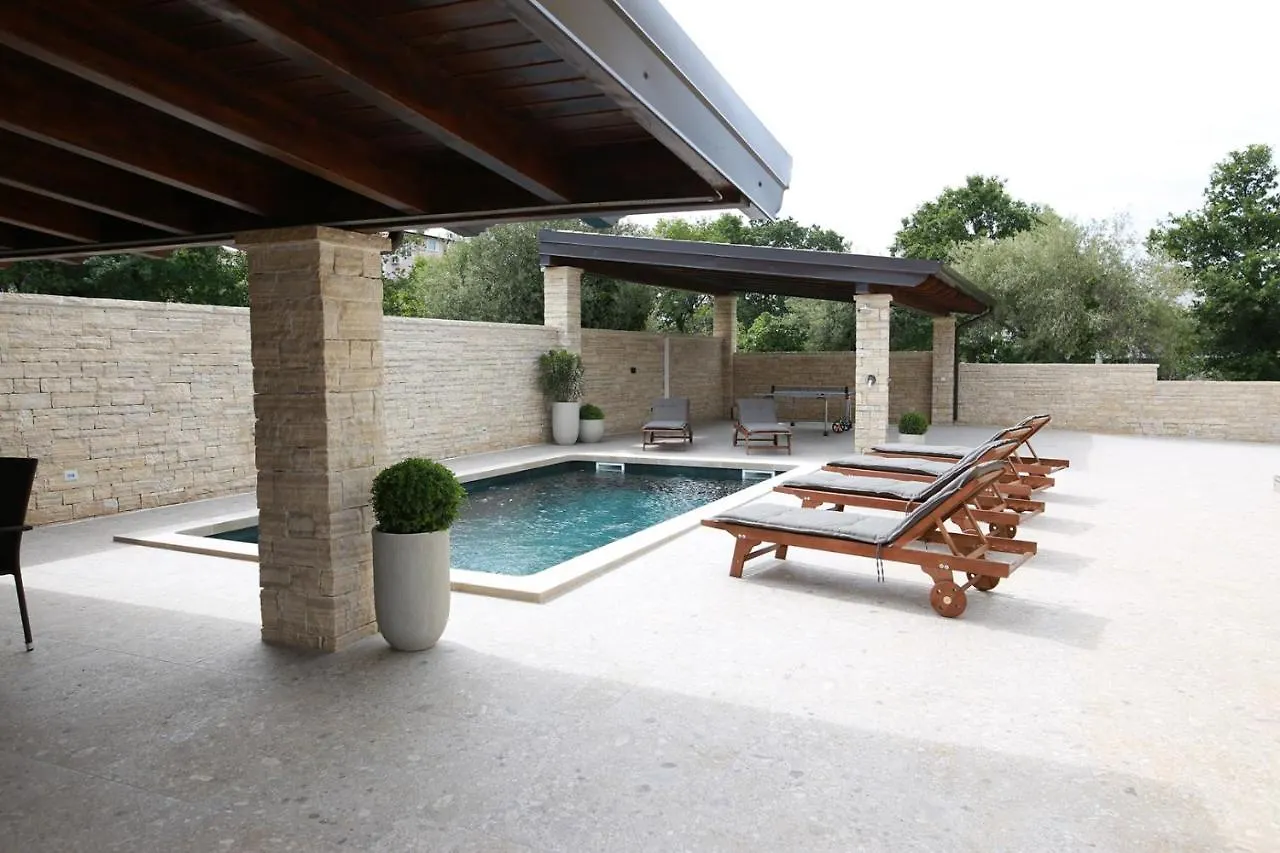 Apartment Tomic M 6 For 4 Persons With Pool In Maj Porec
